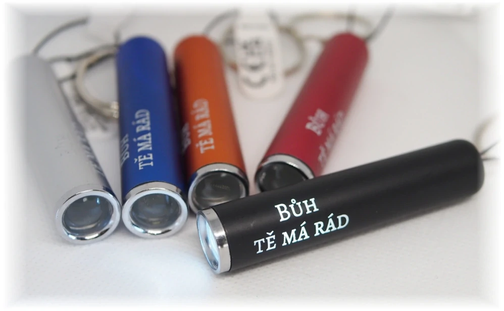 Baterka se svítícím logem - Bůh tě má rád