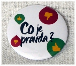 Placka 25mm - Co je pravda? - bílá